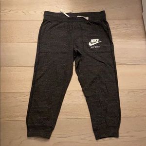 CROPPED NIKE JOGGERS